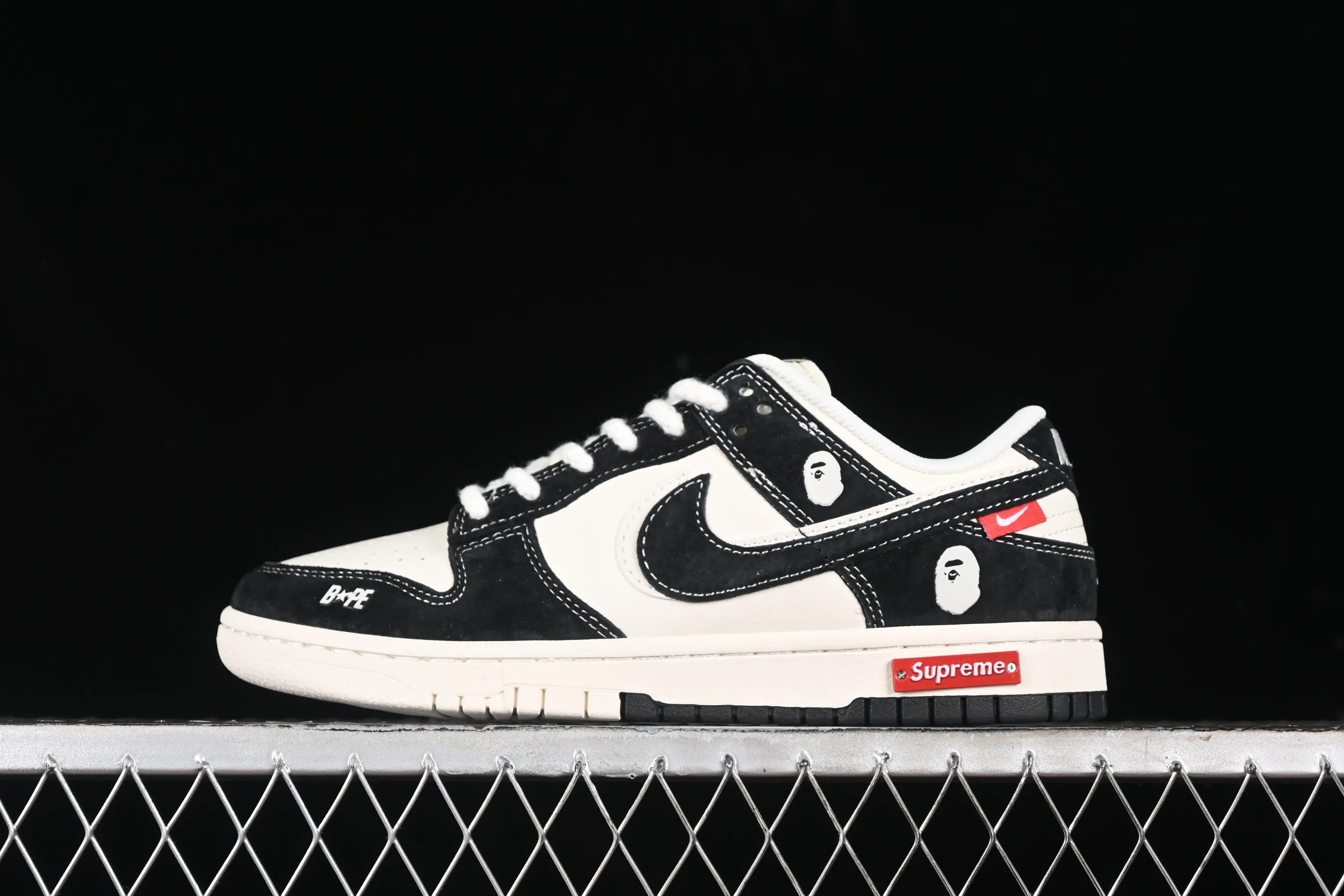All categories Nk SB Dunk Series Nk SB Dunk Low High-end customized low-top sneakers Nk SB Dunk Low Stusi joint-black and white mark line Anniversary high-end customized low-top casual sneakers BB9898-008